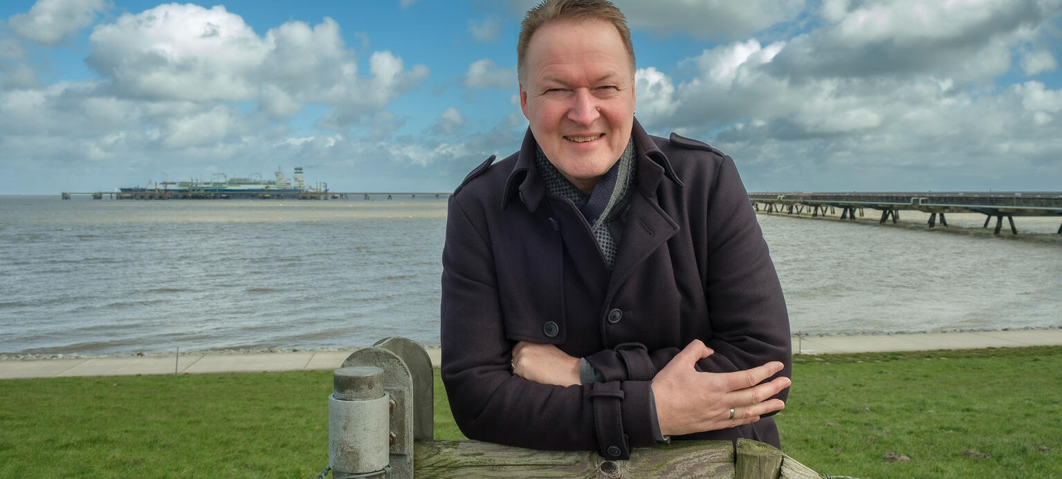 Uniper-Betriebsrat Harald Seegatz vor dem LNG-Terminal in Wilhelmshaven