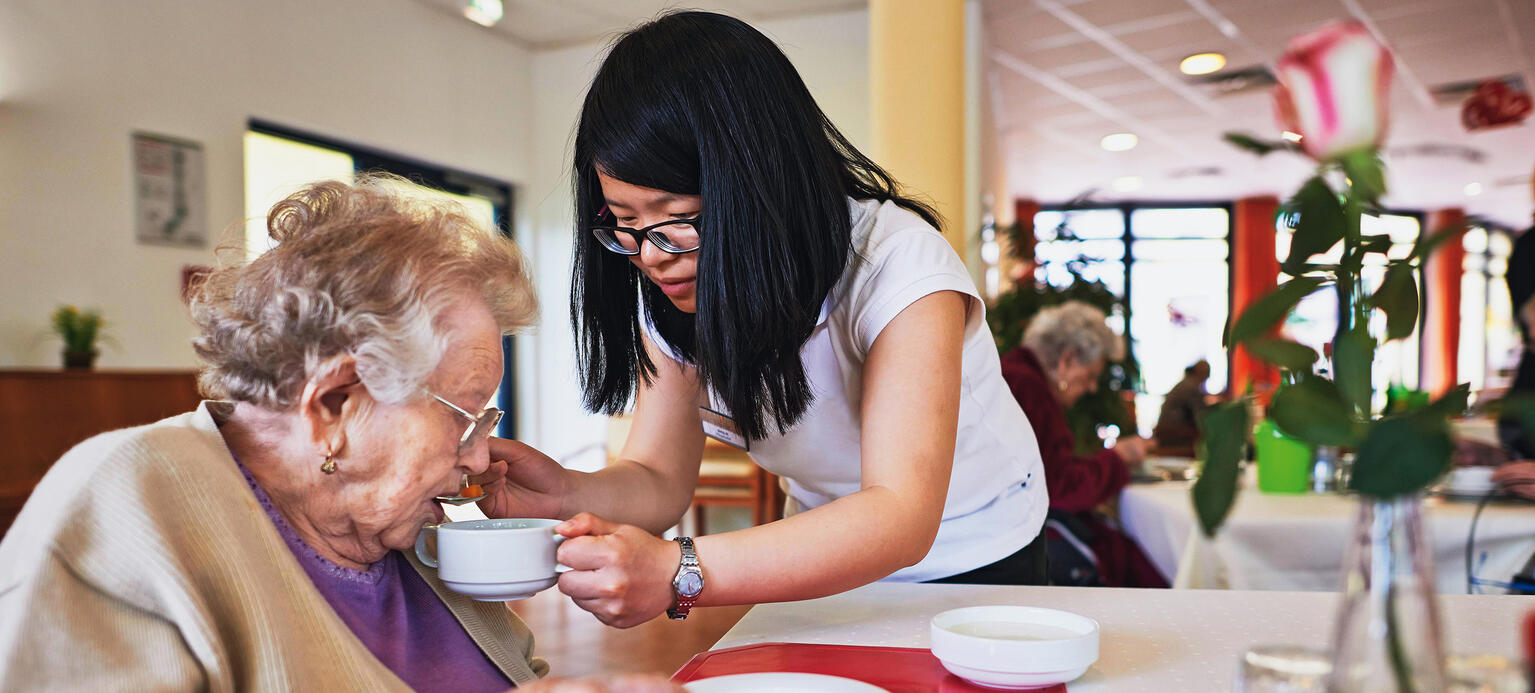 Unterstützung beim Essen in einem Frankfurter Seniorenheim (l.): Wo Investoren einsteigen, wird sogar bei den Mahlzeiten gespart.