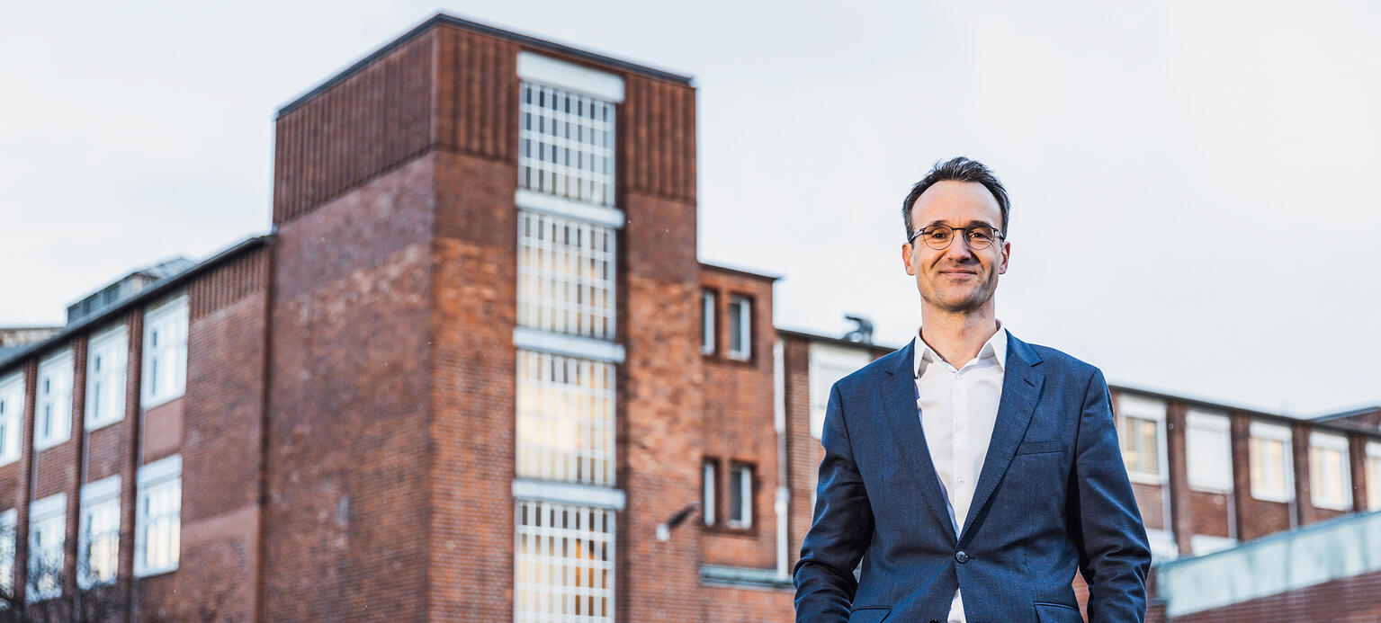 Stephan Kuserau ist Stabsmitarbeiter für die Betriebsräte des Osram-Konzerns. Er recherchiert, informiert und koordiniert, knüpft Netzwerke, schreibt Ablaufpläne und organisiert Klausursitzungen. Wenn die Kollegen ihre Arbeit gut tun können, ist Kuserau hochzufrieden.