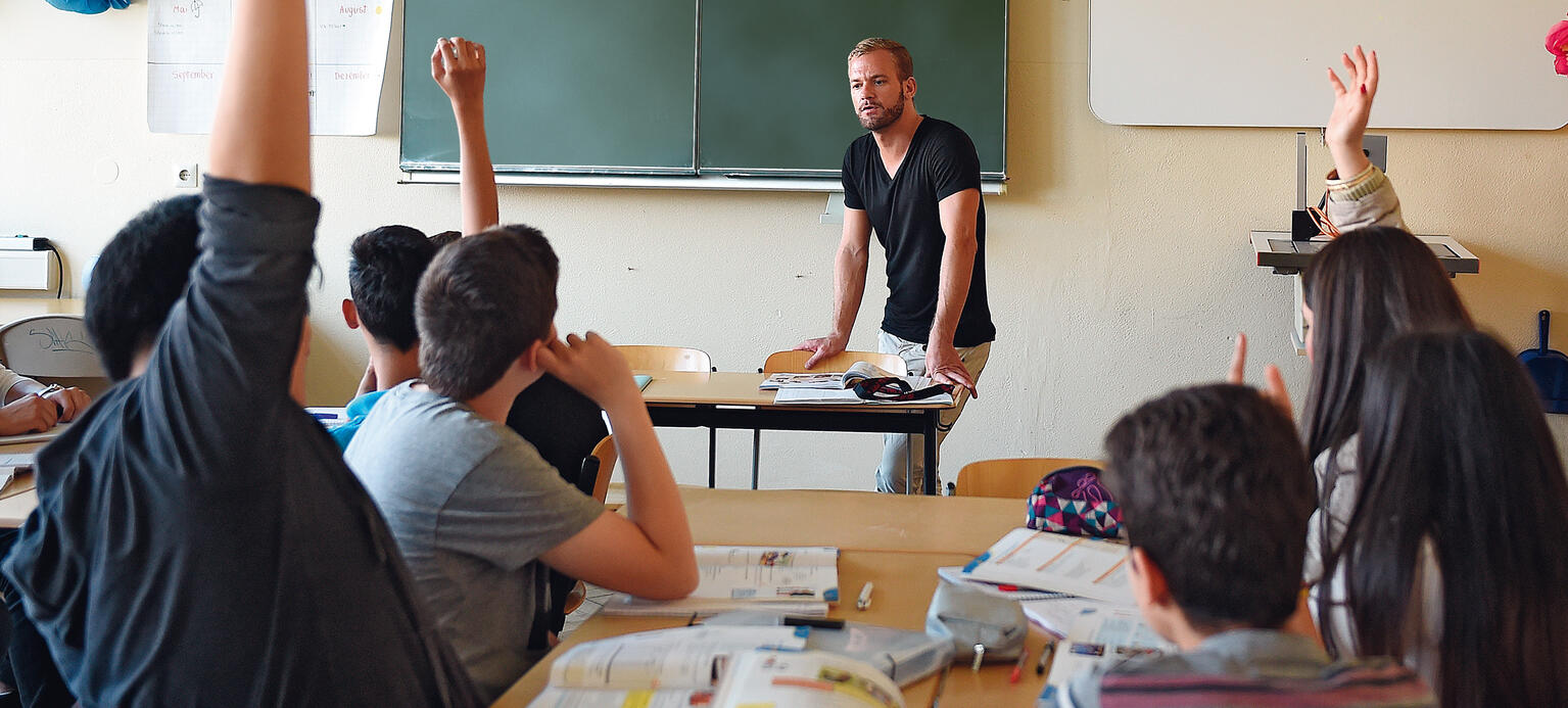 Dem baden-württembergischen Vorbild folgend, will die aktuelle CDU-FDP Koalition in Nordrhein-Westfalen Wirtschaft als Lerninhalt der Schule aufwerten. Obwohl wirtschaftliche Themen aktuell schon mehr Anteile besitzen als politische oder gesellschaftliche.