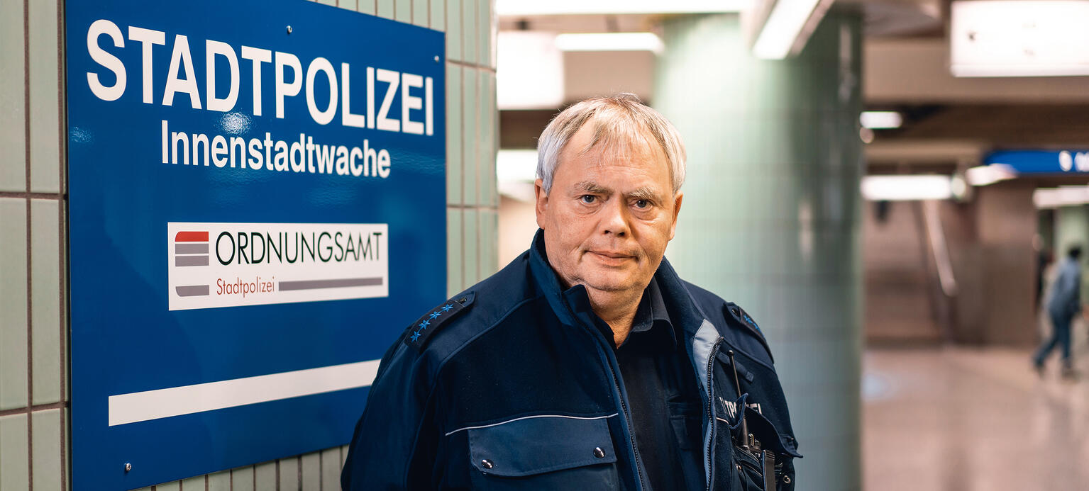 Stadtpolizist Klaus Heinold in der U-Bahn-Station Hauptwache: Feste Zeiten statt Schichtdienst.