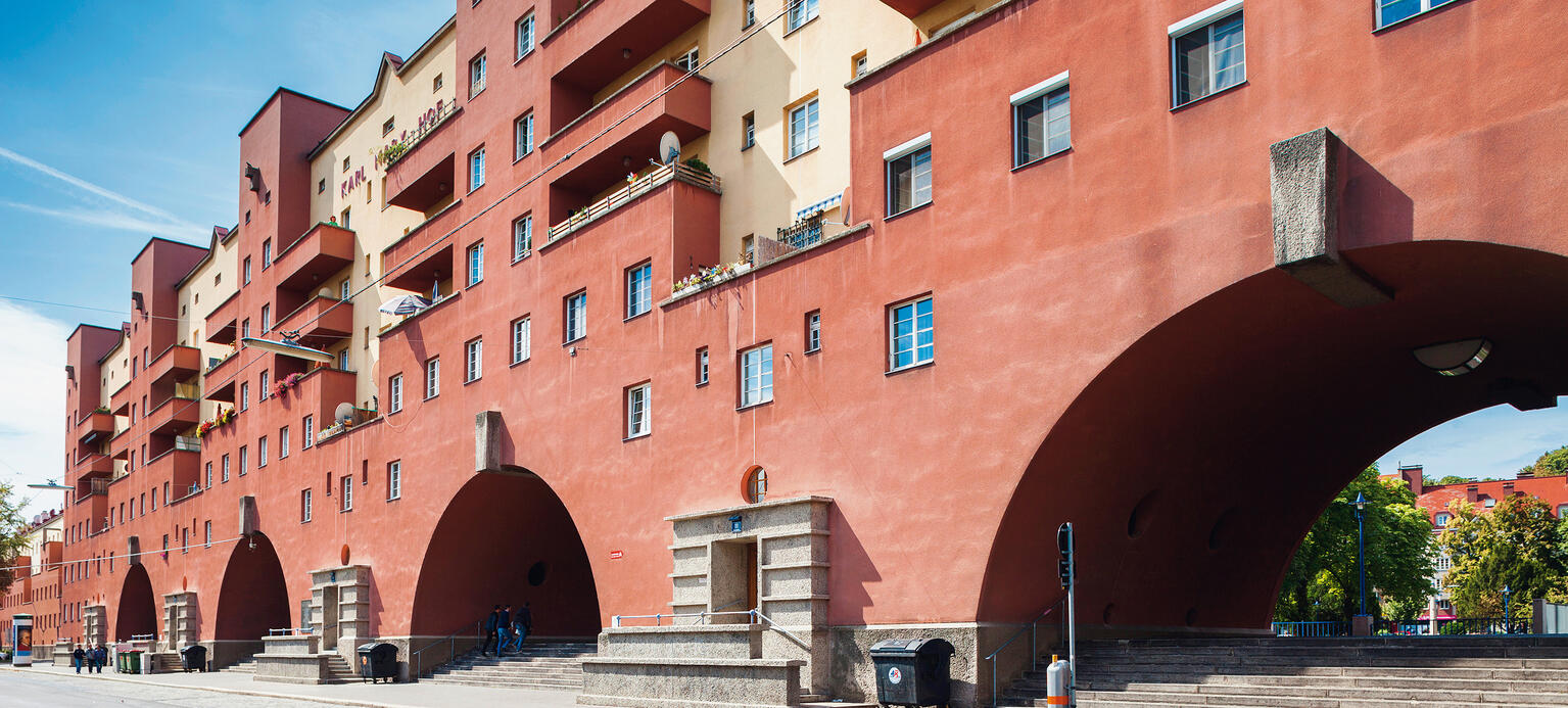 Der rote Karl-Marx-Hof in Wien-Döbling entstand Ende der 20er Jahre des letzten Jahrhunderts und ist bis heute einer der bekanntesten Gemeindebauten der Stadt.