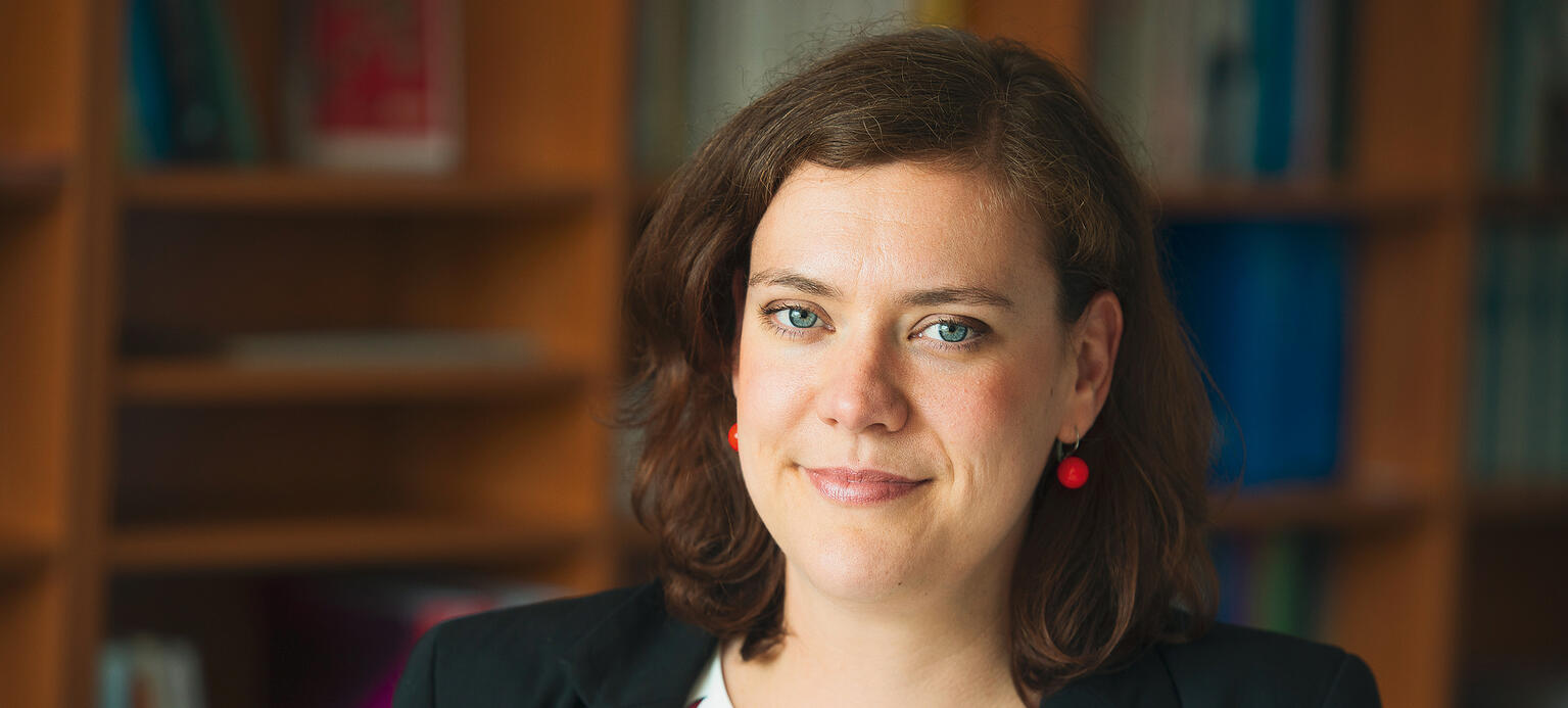 JOHANNA WENCKEBACH promovierte als Böckler-Stipendiatin, ist Mitglied der IG Metall, für die sie zuletzt als Juristin und Tarifsekretärin beim Bezirk Berlin-Brandenburg-Sachsen tätig war, und die neue wissenschaftliche Direktorin des Hugo Sinzheimer Instituts für Arbeitsrecht (HSI) der Hans-Böckler-Stiftung. Sie war bereits in mehreren Projekten für die Stiftung tätig.