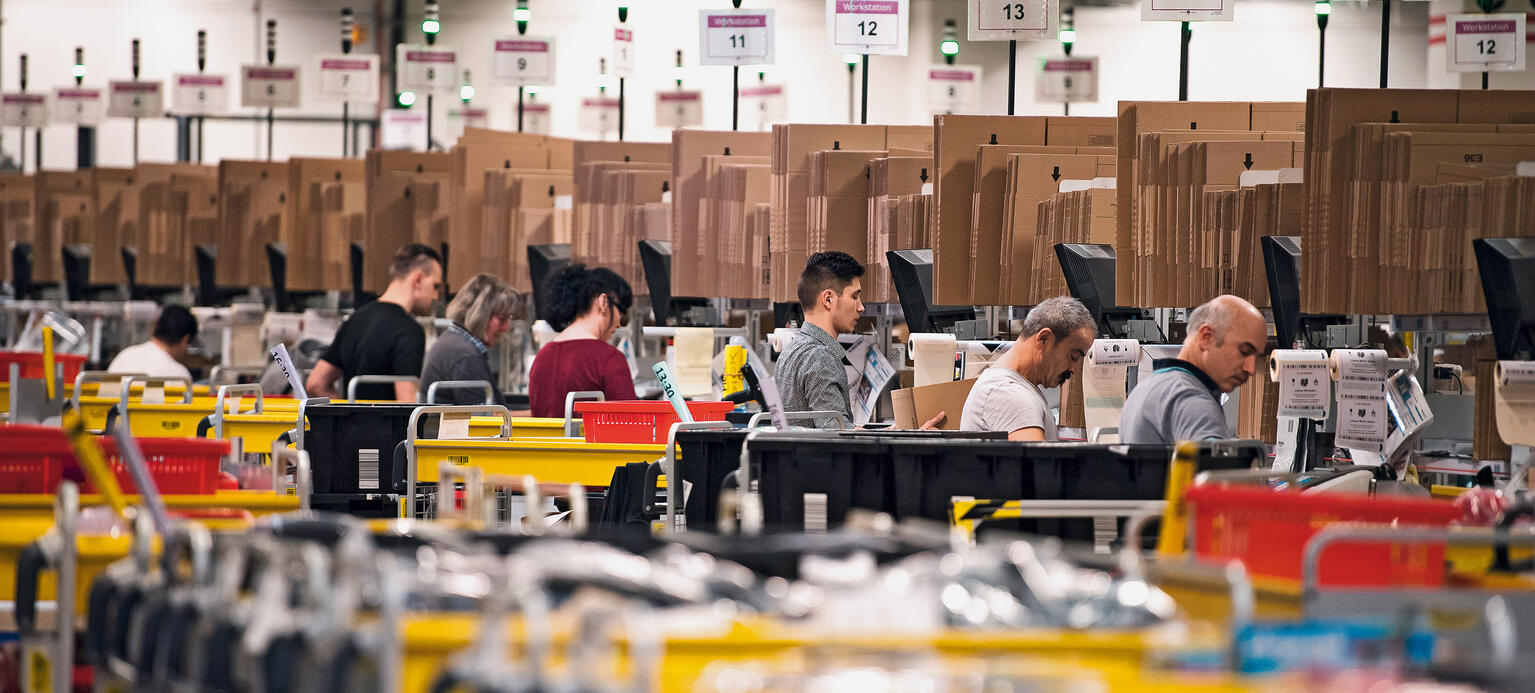 Alltag des Pickens und Packens beim Onlineversandhändler Amazon in Bad Hersfeld