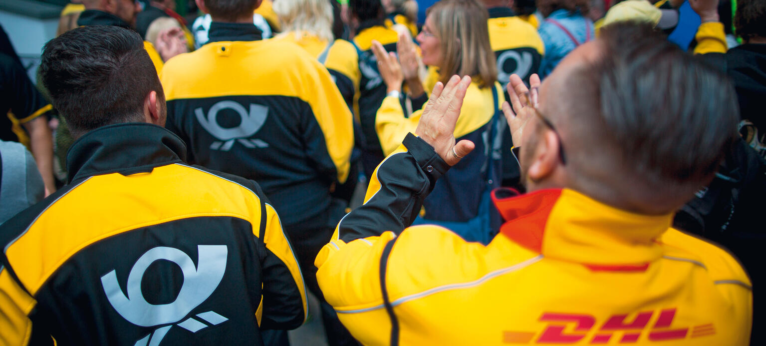 Streikende Mitarbeiter der Post und von DHL bei einer Kundgebung 2015 in der ver.di-Zentrale in Berlin.