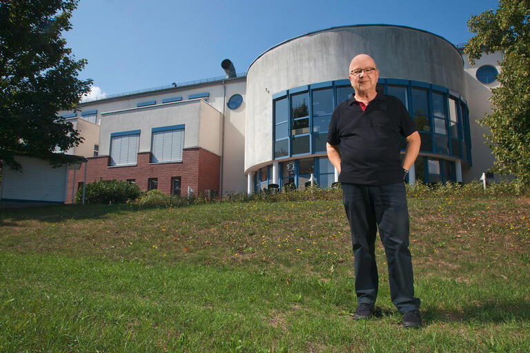 Harald Kralik vor dem ver.di-Bildungszentrum in Saalfeld: „Das gewerkschaftliche Grundprinzip hat mir immer eingeleuchtet.“