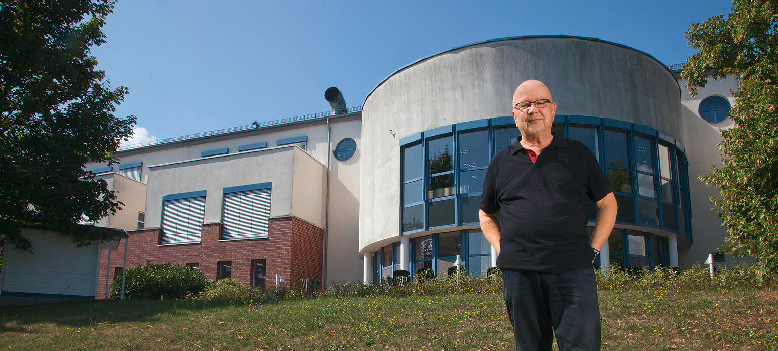 Harald Kralik vor dem ver.di-Bildungszentrum in Saalfeld: „Das gewerkschaftliche Grundprinzip hat mir immer eingeleuchtet.“
