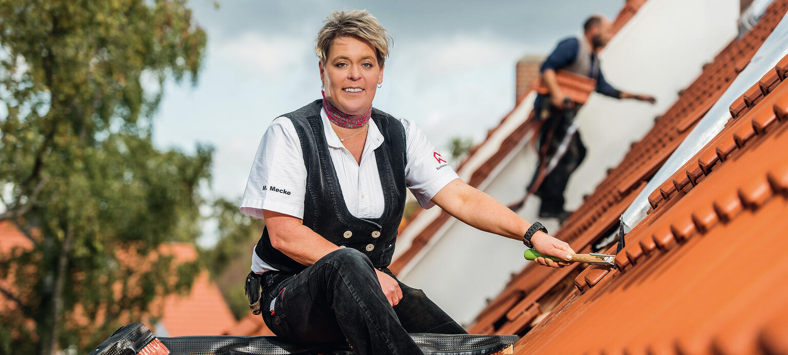MARION MECKE, 44, ist in Einbeck aufgewachsen und leitet die überbetriebliche Aus- und Weiterbildungsstätte der Dachdeckerinnung in Kassel.