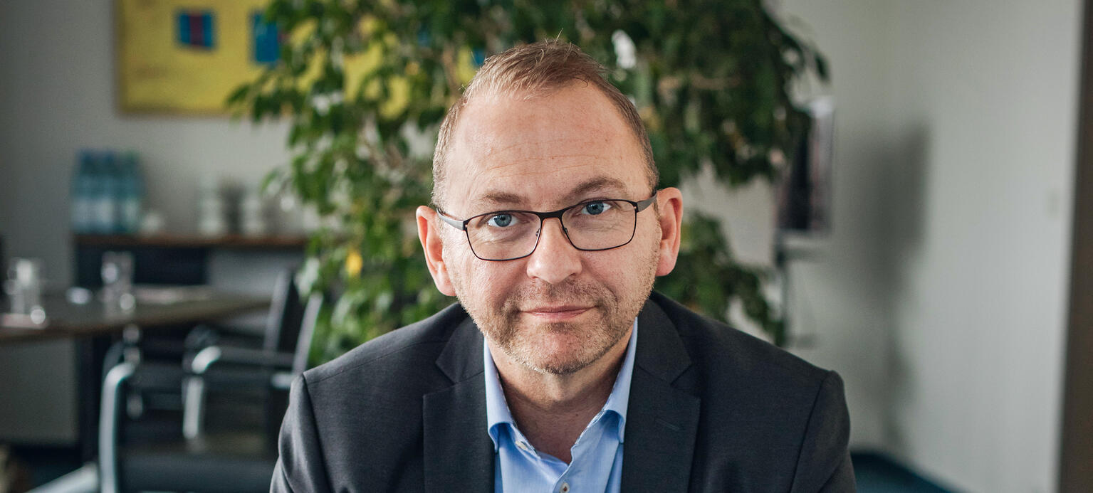 FRANK WERNEKE ist seit Gründung der Dienstleistungsgewerkschaft ver.di im Bundesvorstand. Dennoch ist sein neues Amt als Vorsitzender auch für ihn eine besondere Herausforderung. „Meine Aufgaben sind jetzt bemerkenswert vielfältig und beschäftigen mich zeitgleich – im Moment zum Beispiel der Kohleausstieg, das Klima insgesamt, die Pflegefinanzierung, das Personenbeförderungsgesetz bis hin zu großen betrieblichen Konflikten“, sagt der 52-Jährige.