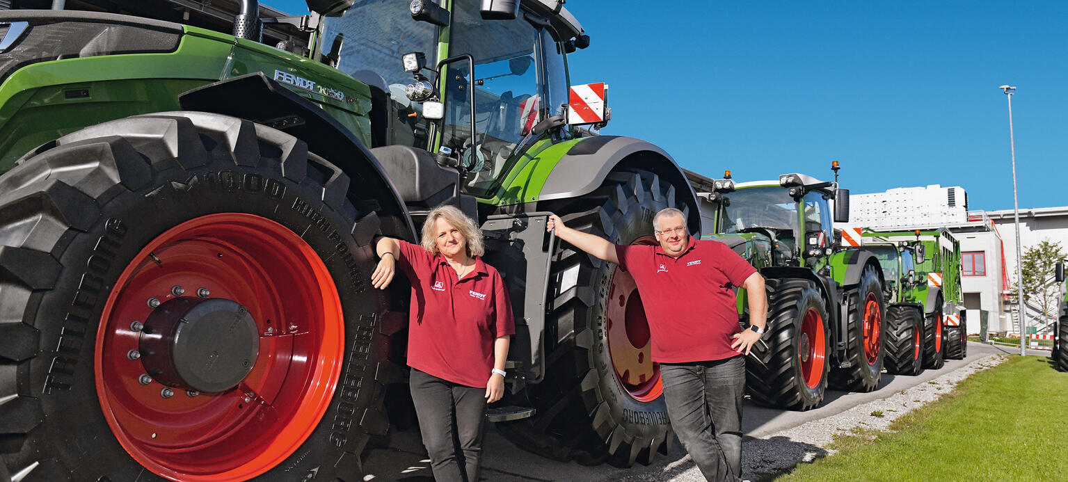Betriebsräte Gabriele Formann und Michael Schnitzer vor Fendt-Traktoren: „Der Personalchef kommt mit zum BetriebsräteTag.“