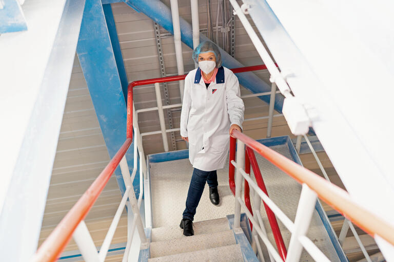 Die Arbeitskleidung leuchtet weiß: Hygiene ist bei Nordzucker wichtig.