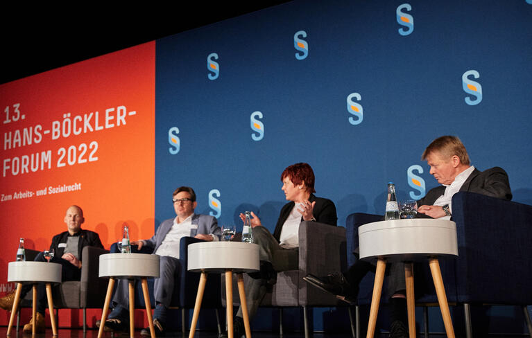 Stephan Stracke (CDU/CSU), Dr. Martin Rosemann (SPD), Susanne Ferschl (DIE LINKE) und Reiner Hoffmann (DGB) bei der Podiumsdiskussion zu den rechtspolitischen Erwartungen an die neue Bundesregierung