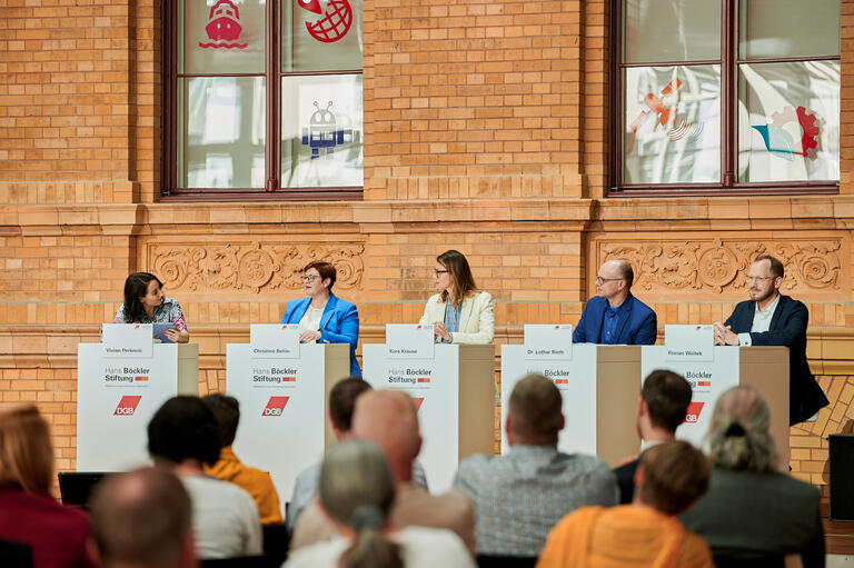 Christine Behle und andere auf dem Podium