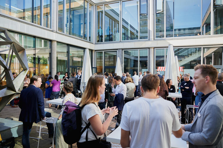 Labor.A 2023 Viele Menschen unterhalten sich draußen