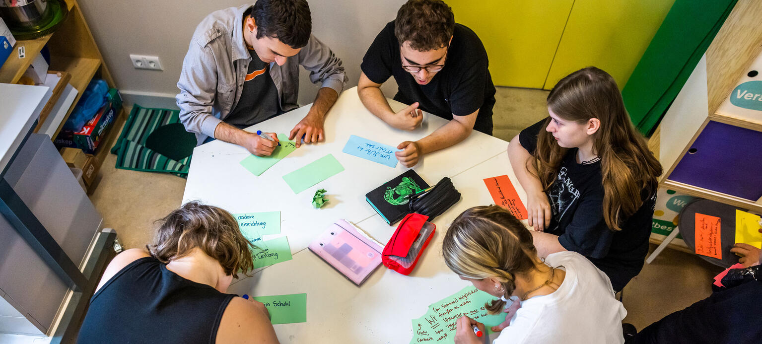 Mobiles Demokratielabor der Initiative „Gesicht zeigen!“ an der Heinrich-von-Stephan-Gemeinschaftsschule in Moabit.