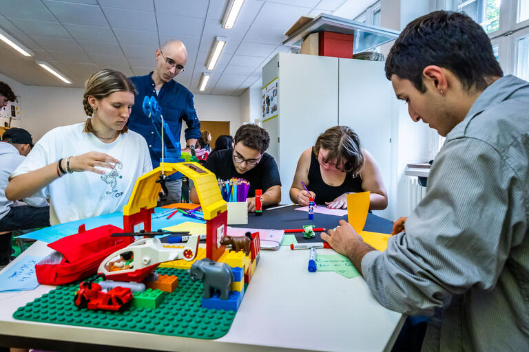 Im Demokratielabor bauen Schülerinnen und Schüler mit Lehrer Jan Vorpahl an ihrer idealen Schule.