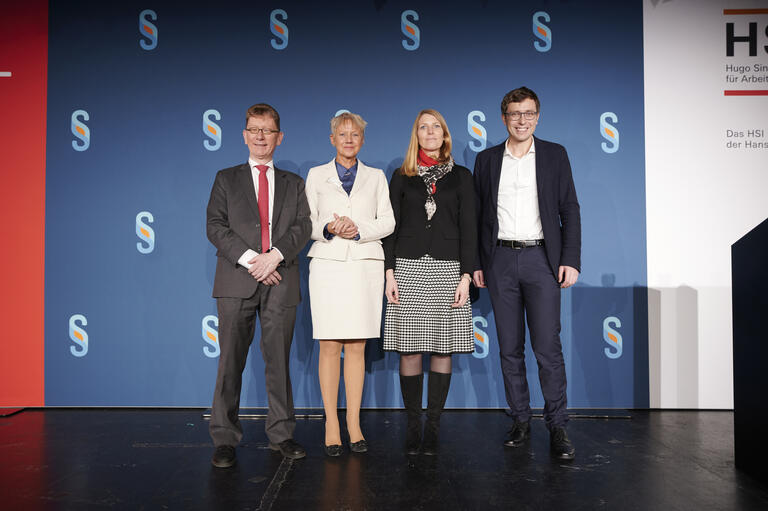 Das Bild zeigt die Bühne beim HSI Forum für Arbeitsrecht 2024