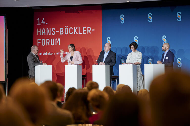 Das Bild zeigt die Bühne beim HSI Forum für Arbeitsrecht 2024
