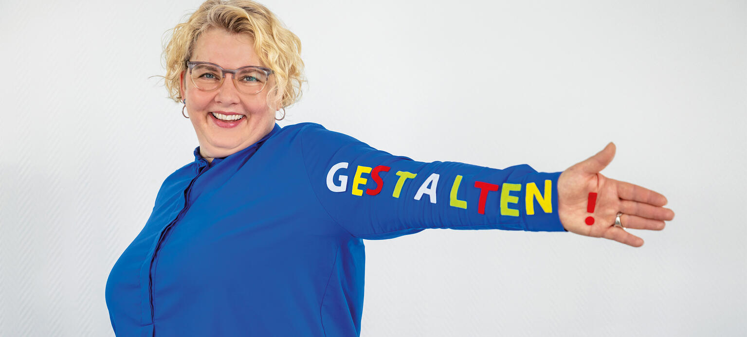 Maike Finnern Vorsitzende der Gewerkschaft Erziehung und Wissenschaft (GEW), mit Schriftzug 'Gestalten'