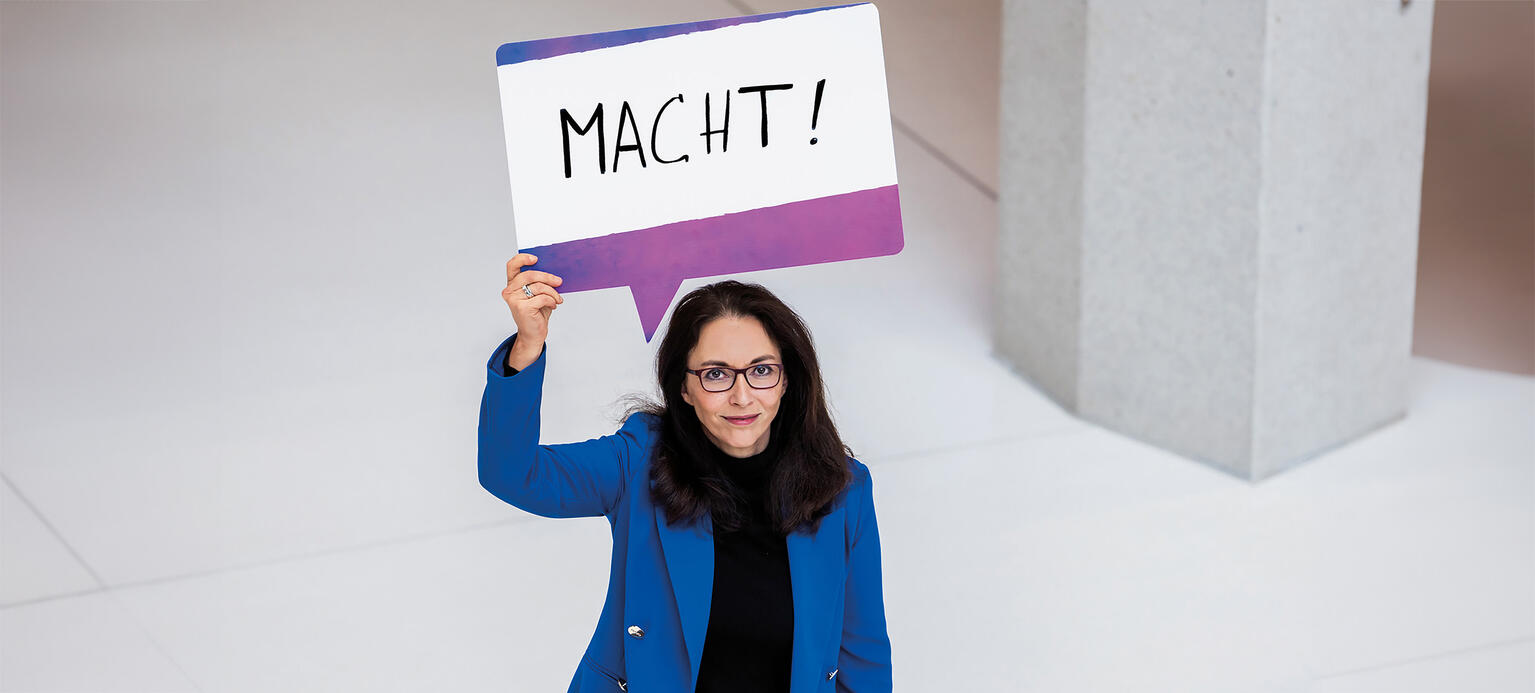 DGB-Vorsitzende Yasmin Fahimi, mit Schild 'Macht'
