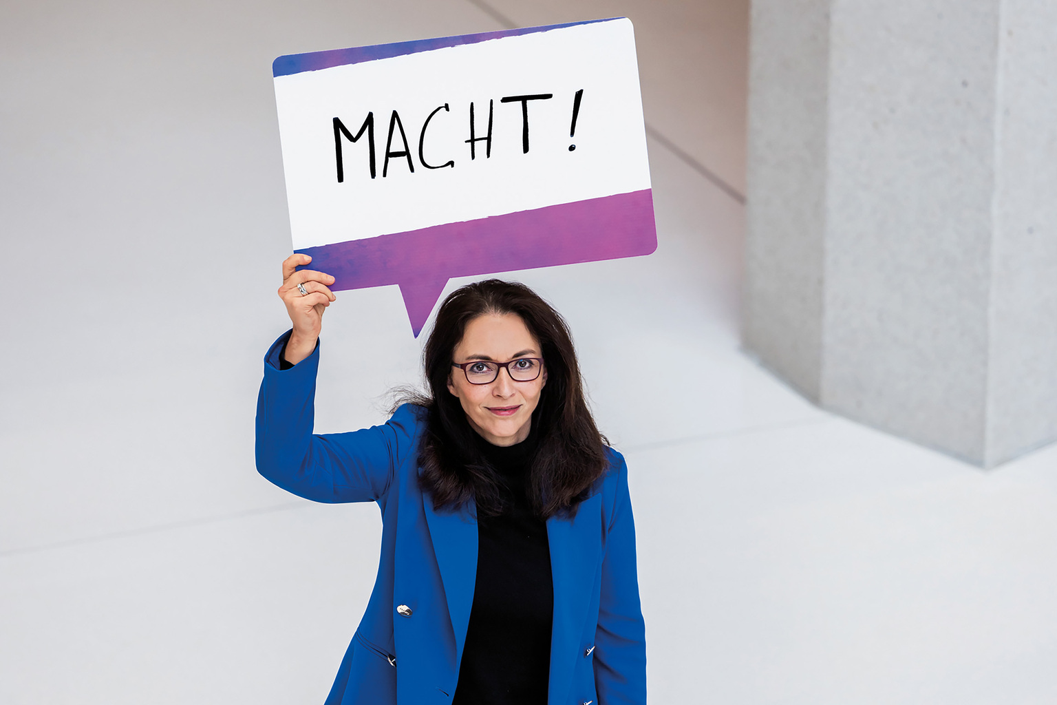 Yasmin Fahimi, DGB-Vorsitzende mit Schriftzug 'Macht'