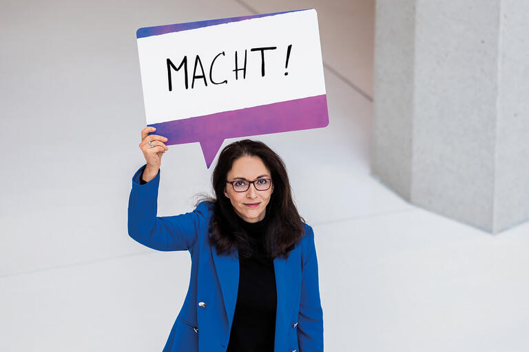 Yasmin Fahimi, DGB-Vorsitzende mit Schriftzug 'Macht'