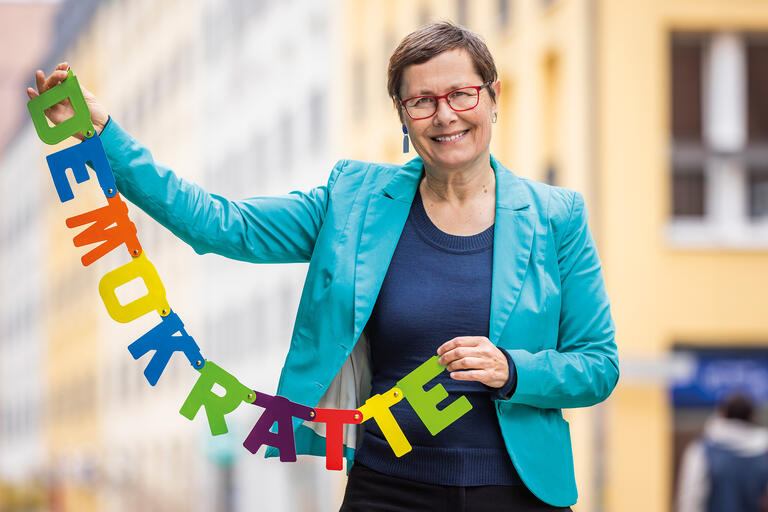 Eva Kocher Europa-Universität Viadrina. Lehrstuhl für Bürgerliches Recht, Europäisches und Deutsches Arbeitsrecht, Zivilverfahrensrecht, mit Schriftzug 'Demokratie'