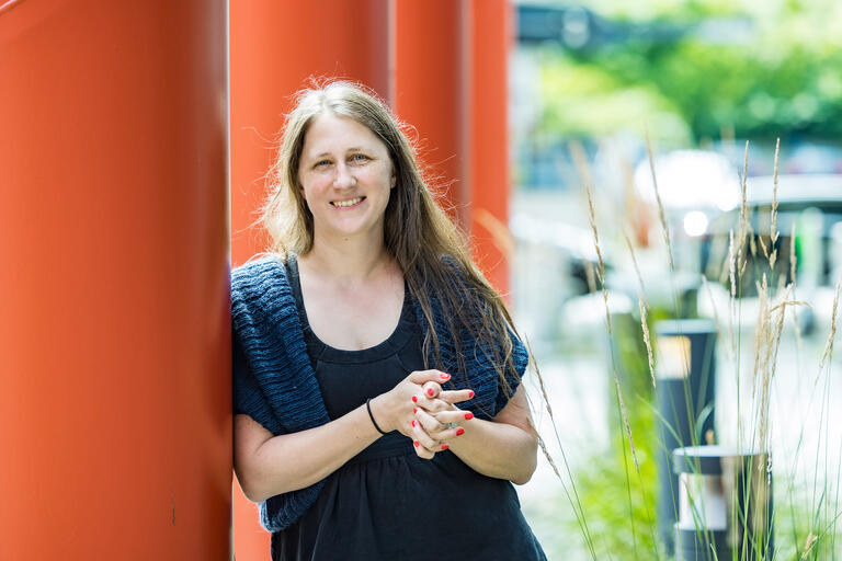 Judith Purkarthofer angelehnt im Profilbild