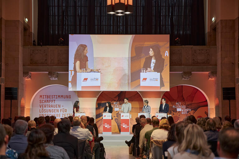 Auf dem Podium wird diskutiert