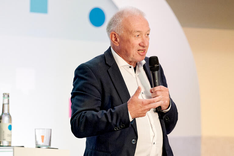 zu sehen ist Gustav Horn beim IMK Jubiläum