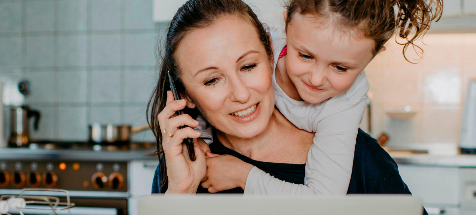 Mutter bei Home Office, mit Kind und haushalt, Österreich, Europa 