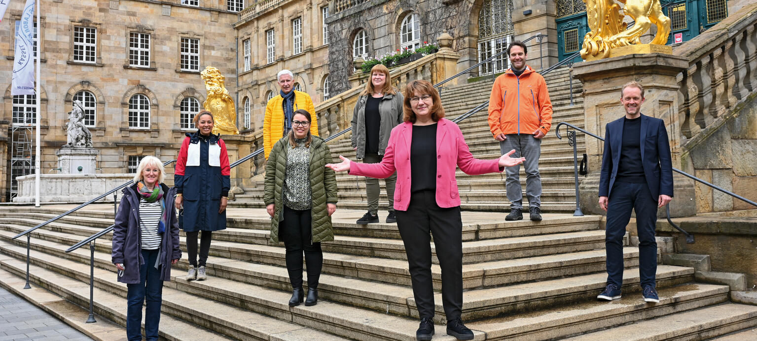 Aydan Karakas-Blutte, Personalrats- vorsitzende der Stadtverwaltung Kassel, mit Kolleginnen und Kollegen vor dem Kasseler Rathaus
