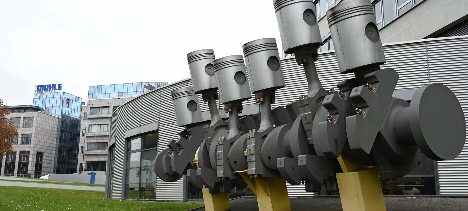 Foto einer Skulptur einer Kurbelwelle mit meterhohen Kolben vor der Mahle-Zentrale in Stuttgart.