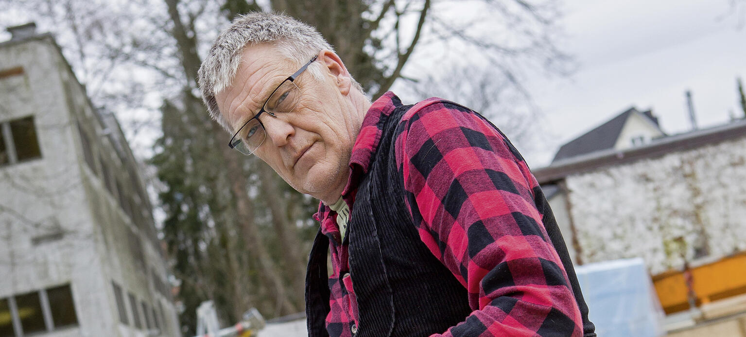 Stahlbetonbaumeister Achim Bartels auf einer Baustelle in Hamburg