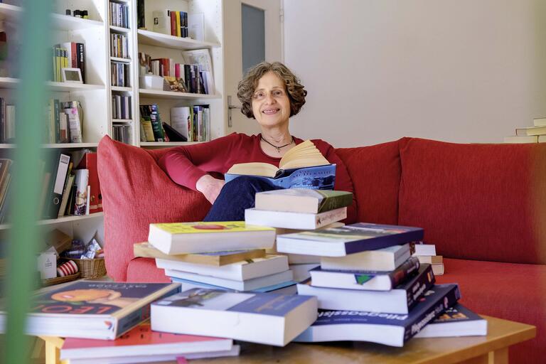 Ulrike Frühwald, freie Lektorin bei der Arbeit