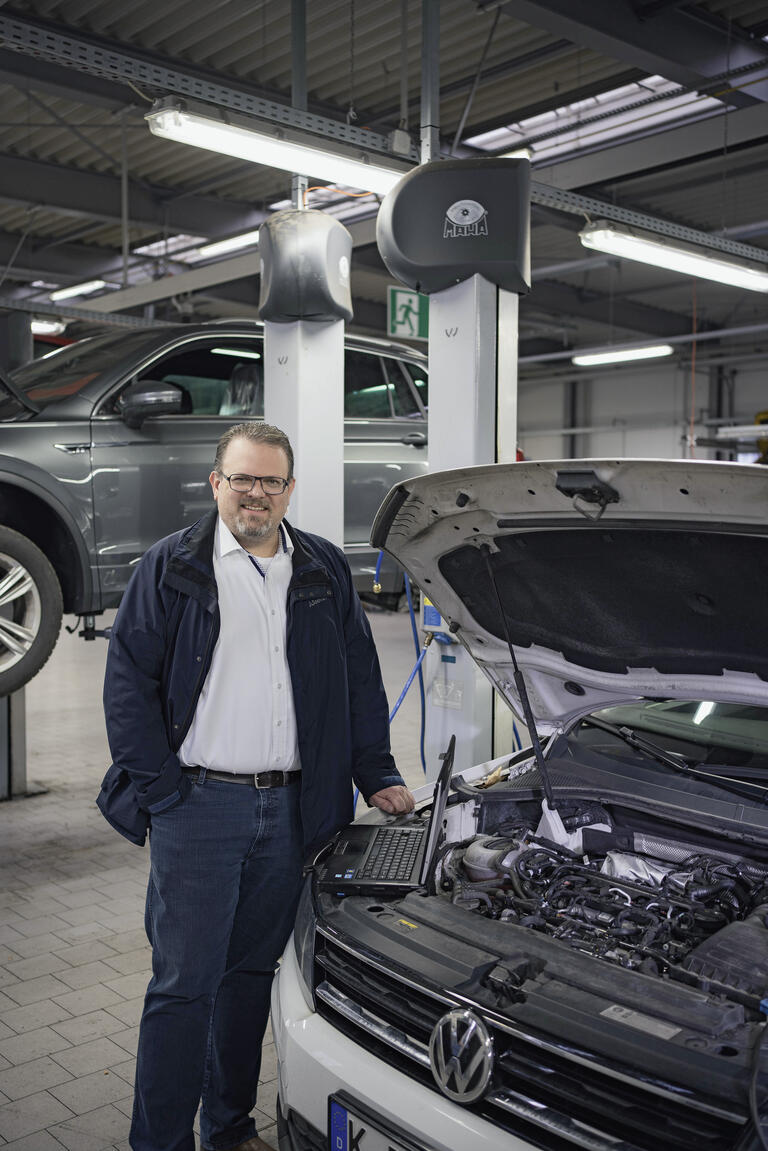 Der Betriebsratsvorsitzende Alexander Hengst nennt Autos „rollende Computer“.