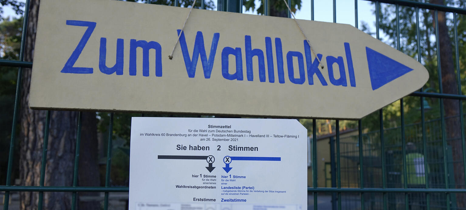 Ein Wegweiser zeigt den Weg zum Wahllokal.  PM - Studie leuchtet Anstieg der AfD-Wahlbereitschaft aus  