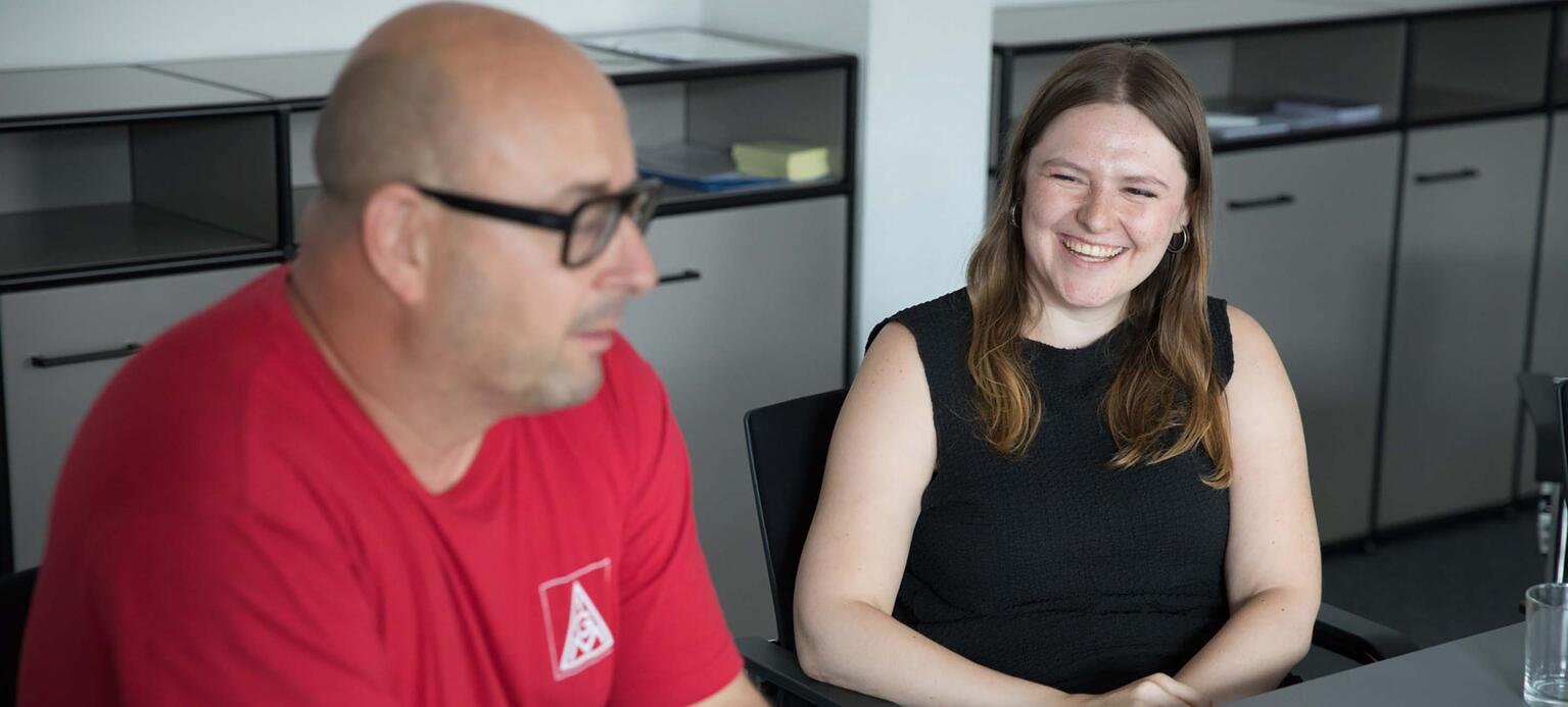 Lars Buchholz, IG Metall (li.) und Isabelle Gagel, Verdi, im Gespräch