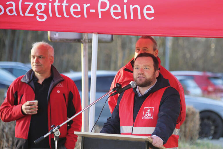 Markus Hulm, Zweiter Bevollmächtigter der IG Metall Salzgitter-Peine und Mitglied im Aufsichtsrat von PowerCo (am Mikrofon)