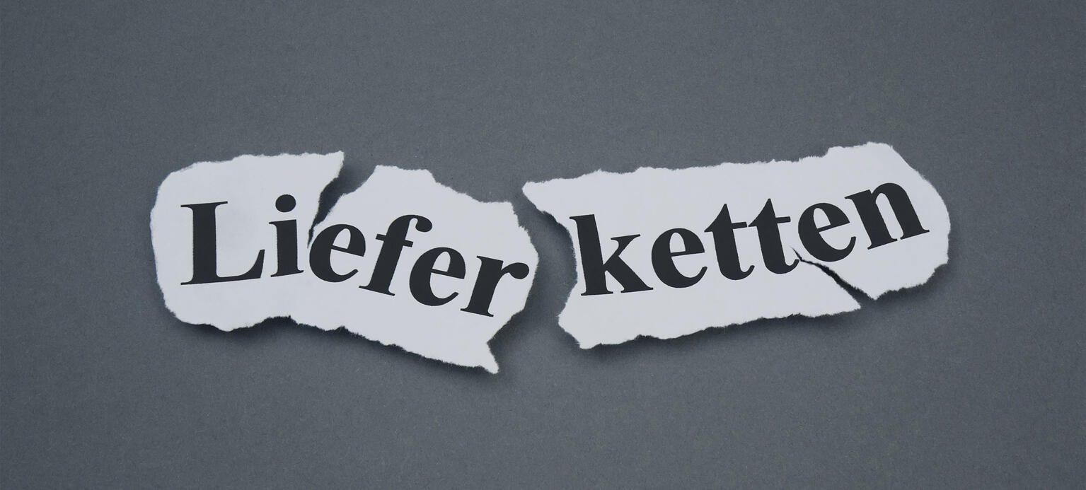  Der Schriftzug Lieferketten ist zerrissen. 