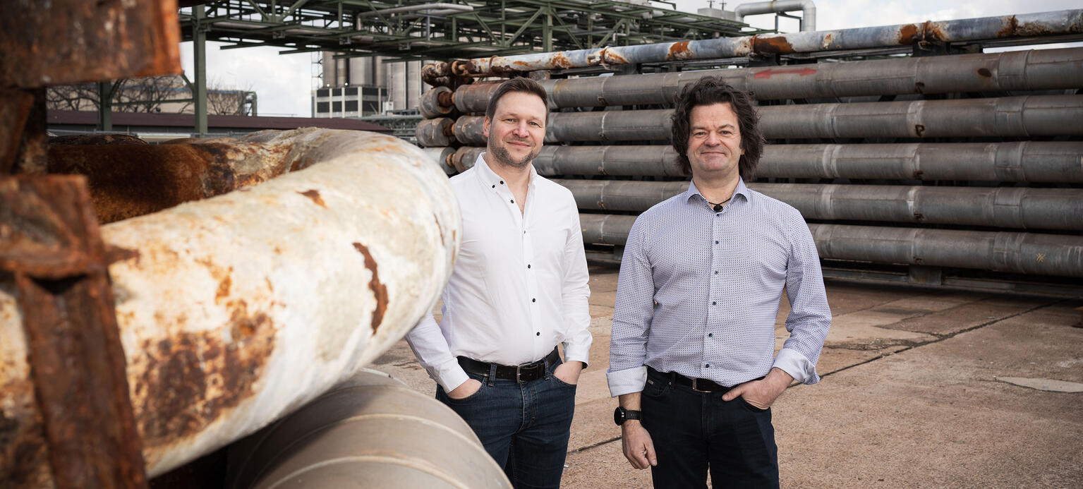 Der stellvertretende Betriebsratsvorsitzende Axel Mrosek (links) und der Leiter der Technologieabteilung, Jens Becker, vor dem Werk von Lyondell-Basell.