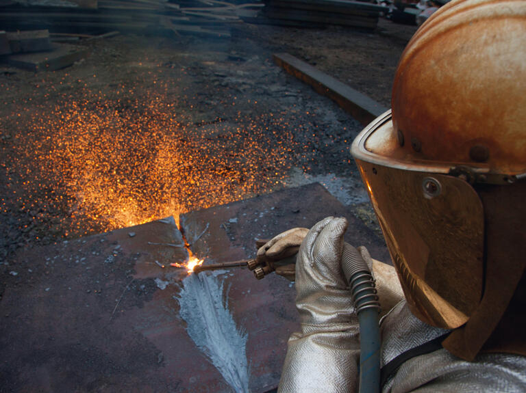 Stahlarbeiter in Schutzkleidung bei ThyssenKrupp