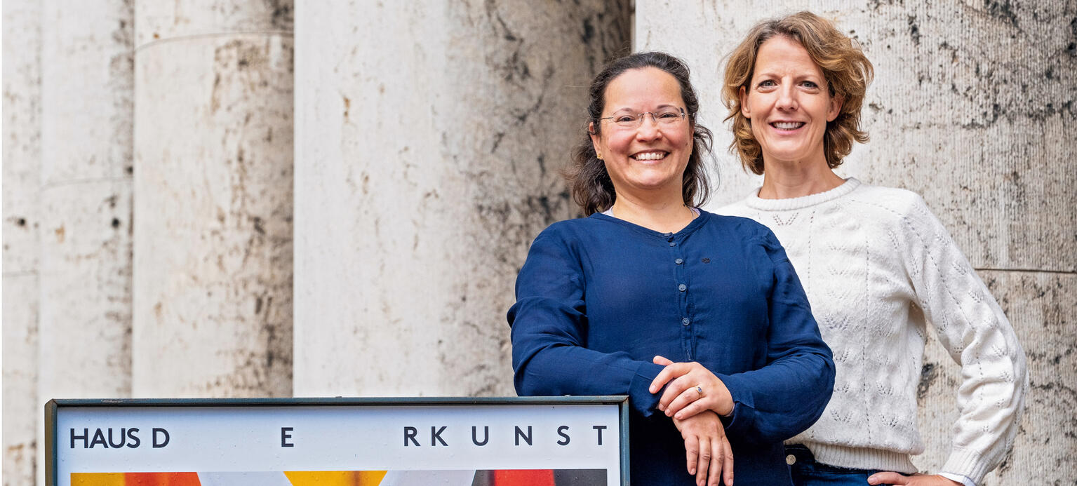 Cassandre Schmid (l.), ehemalige Betriebsratsvorsitzende vom Haus der Kunst in München, und ihre Nachfolgerin,Tina Anjou, leisteten erfolgreich Widerstand gegen die Auslagerung von Arbeitsplätzen.