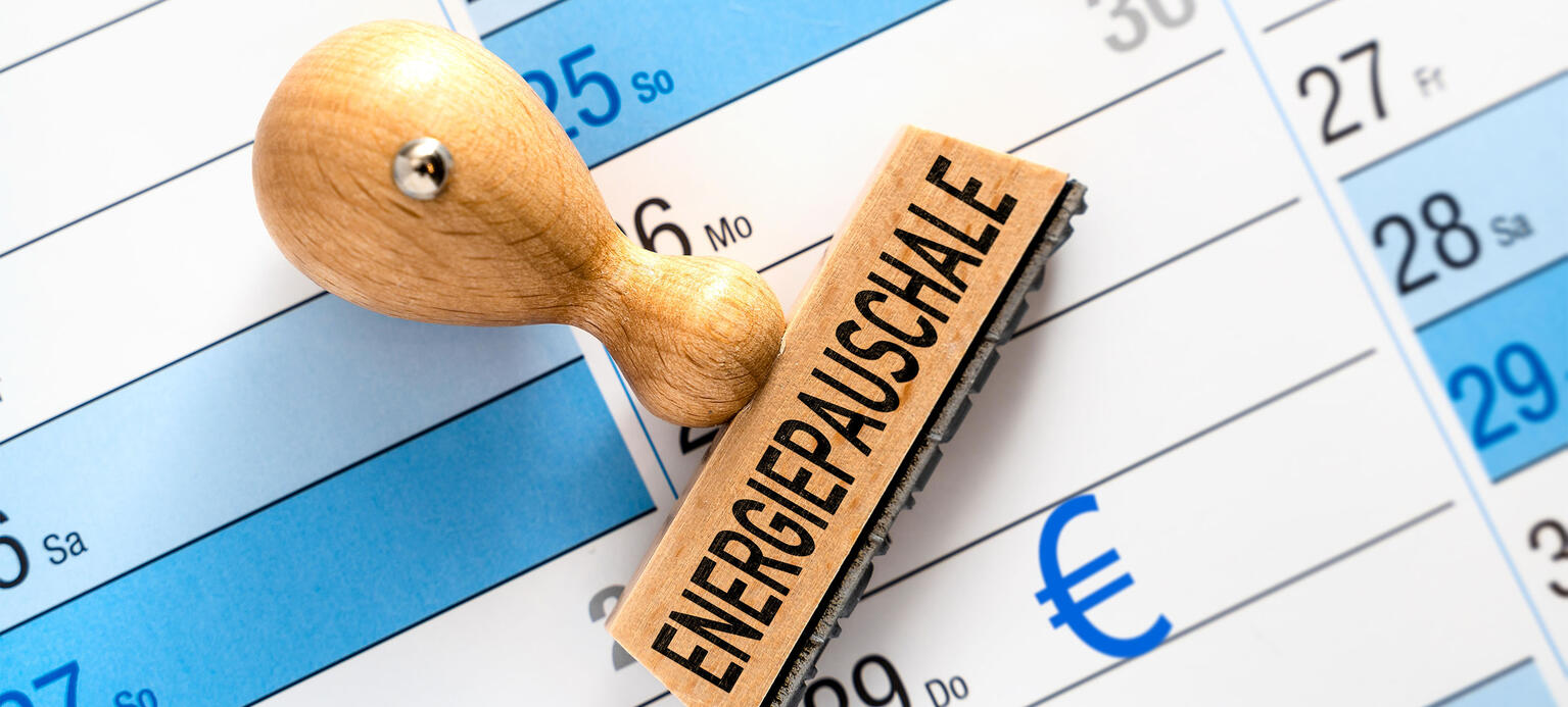  Stempel mit der Aufschrift Energiepauschale und einem Kalender - Entlastungspakete