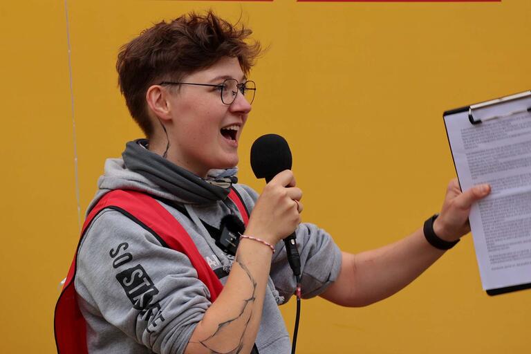 Pflegerin Johanna  Schramm bei einer Demonstration mit Mikro in der Hand