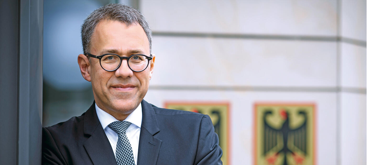 STEFAN RAMGE ist Leiter der Abteilung für Beteiligungen, Bundesimmobilien und Privatisierungen im Bundesministerium der Finanzen.  