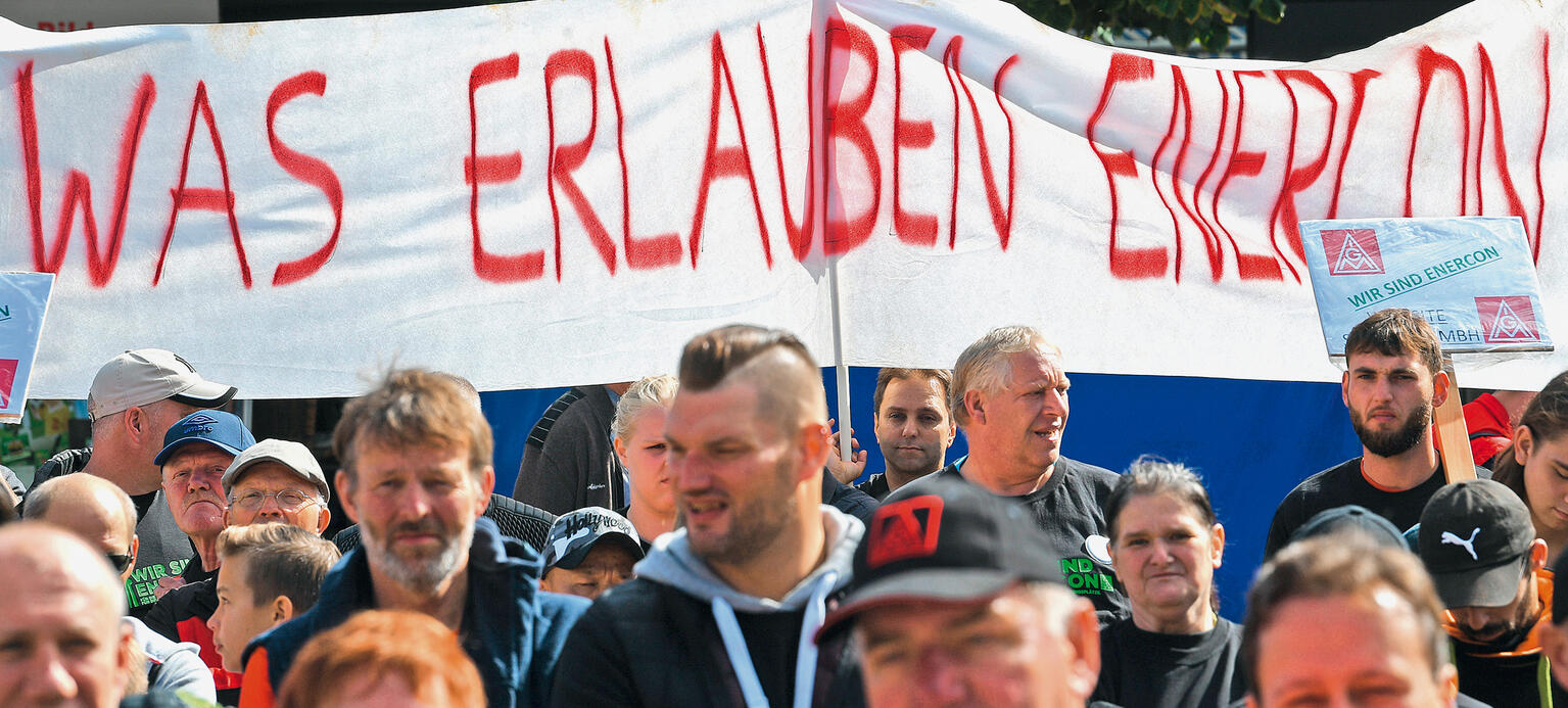 Metallerinnen und Metaller verschaffen in Aurich ihrer Empörung Luft.