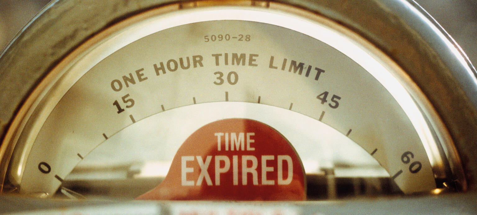 Parkuhr, die auf abgelaufen steht