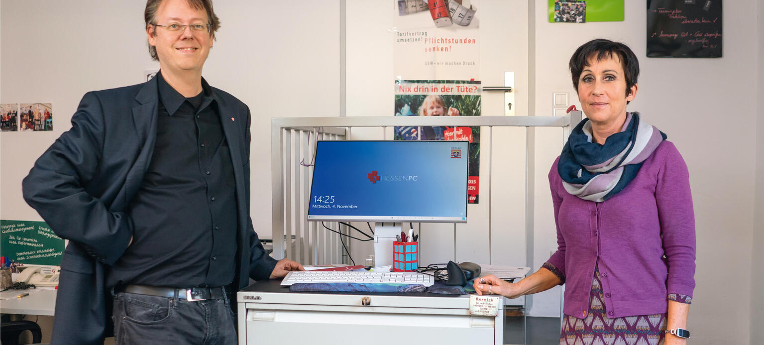 Sebastian Guttmann und Meike Bär, Gesamtpersonalräte im Schulamt in Frankfurt am Main, haben eine Vereinbarung zum Arbeits- und Gesundheitsschutz erreicht.