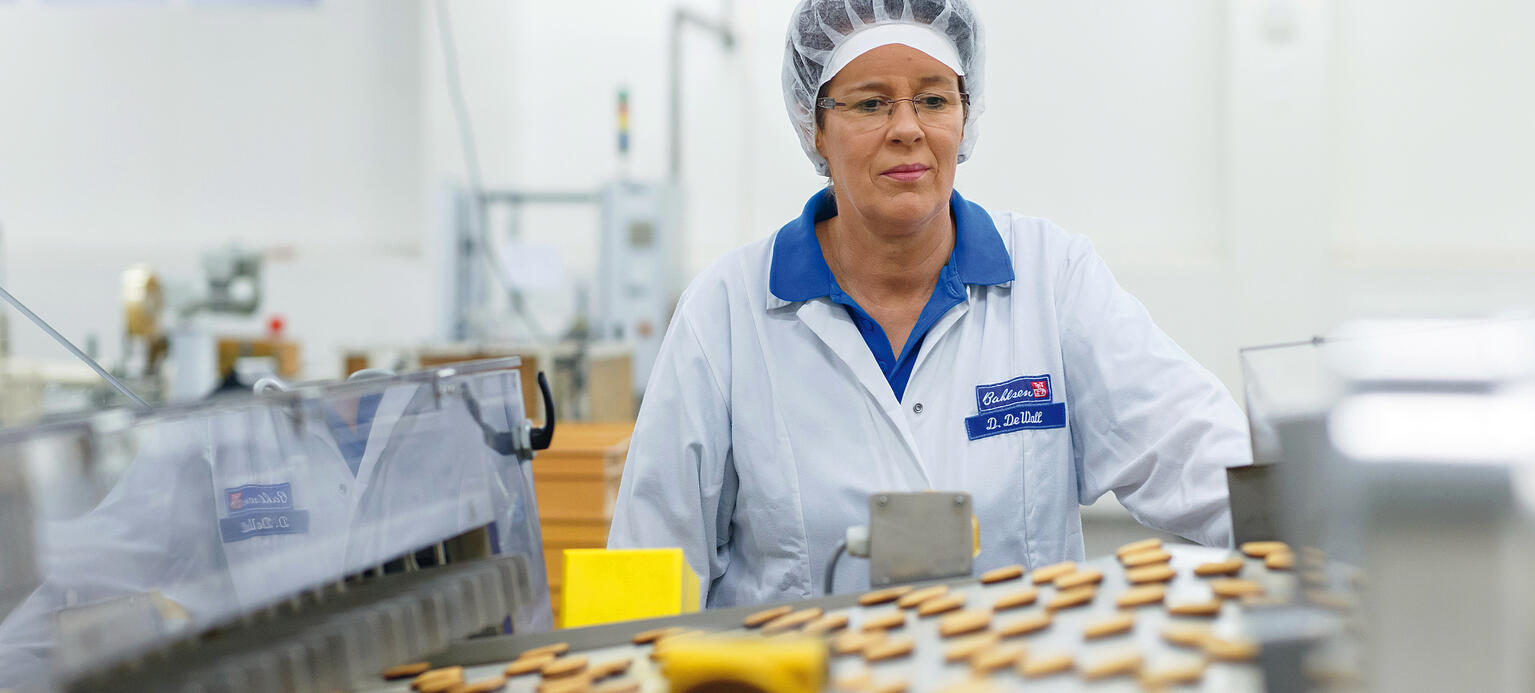 Daniela de Wall prüft die Arbeit der Roboter bei Bahlsen in der Produktion von Keksen
